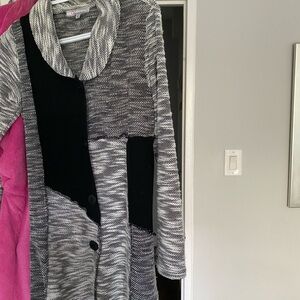 Black and white long fall jersey-coat. Size small excellent condition